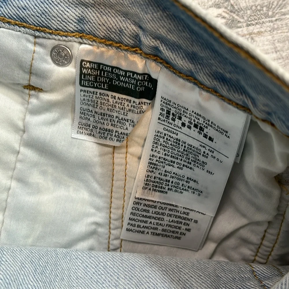 Levi’s Light Wash 501 Embroidered Cut Off Jean Shorts Size 31